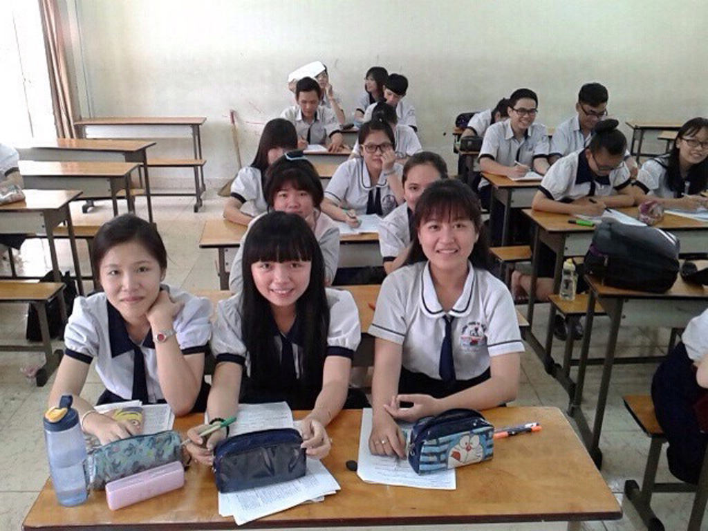 Nữ sinh Nguyễn Minh Phương (đầu tiên bên trái) tại lớp học- Ảnh: Đình Nguyên