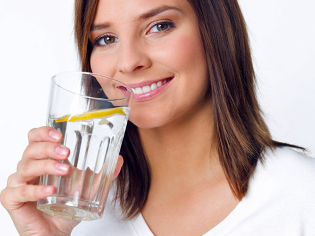 Một cốc nước kiềm hóa cơ thể vào buổi sáng sẽ giúp tiêu hóa tốt - Ảnh minh họa: Shutterstock