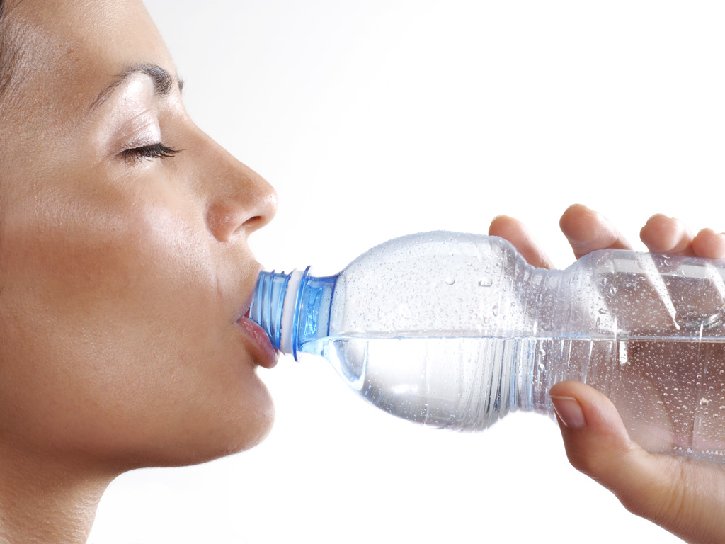 Uống nước quá nhiều có thể hạ natri máu - Ảnh: Shutterstock
