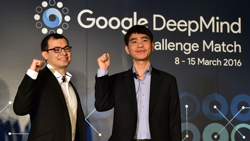 Demis Hassabis (trái) và nhà vô địch cờ vây thế giới Lee Se-Dol