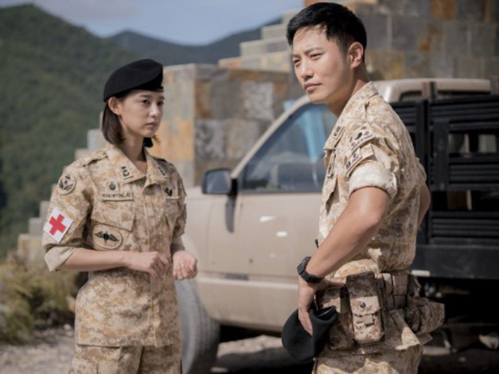 Jin Goo và Kim Ji Won vào vai một cặp tình nhân bị gia đình cấm cản trong ‘Hậu duệ mặt trời’ - Ảnh: Chụp màn hình phim