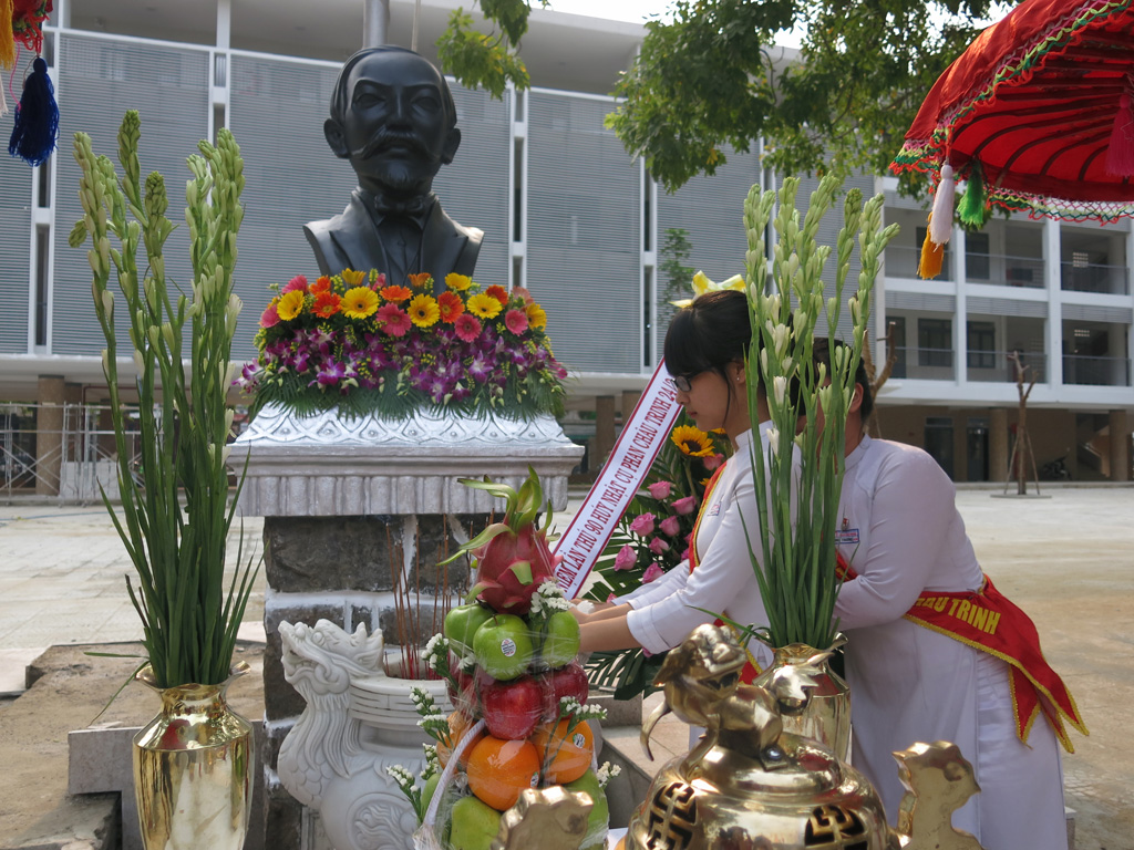 Học sinh Đà Nẵng dâng hương trước tượng của nhà yêu nước Phan Châu Trinh - Ảnh: Diệu Hiền