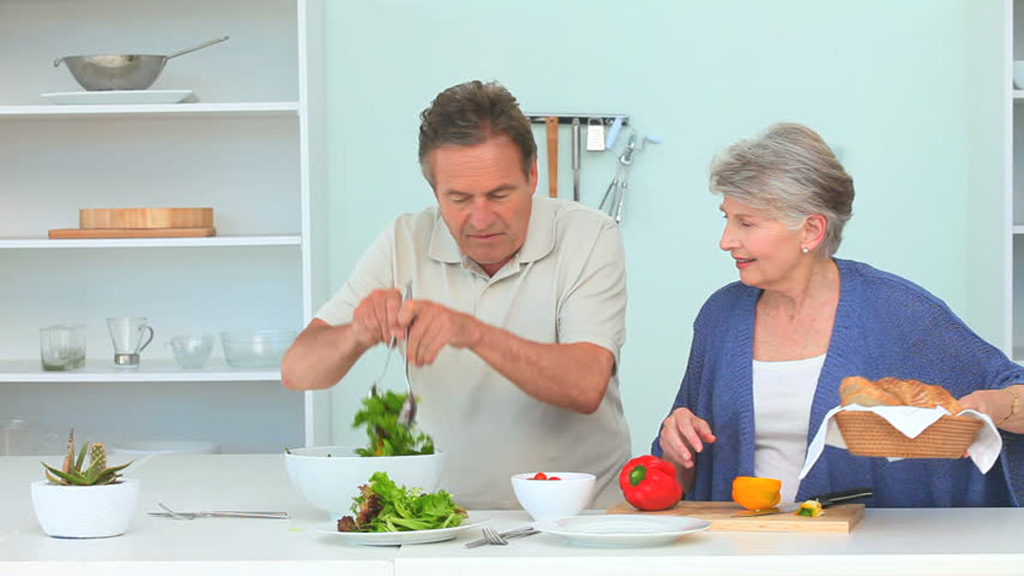 Cần tránh thụ động và hưởng thụ ăn uống khi về già để không tăng cân - Ảnh minh họa: Shutterstock