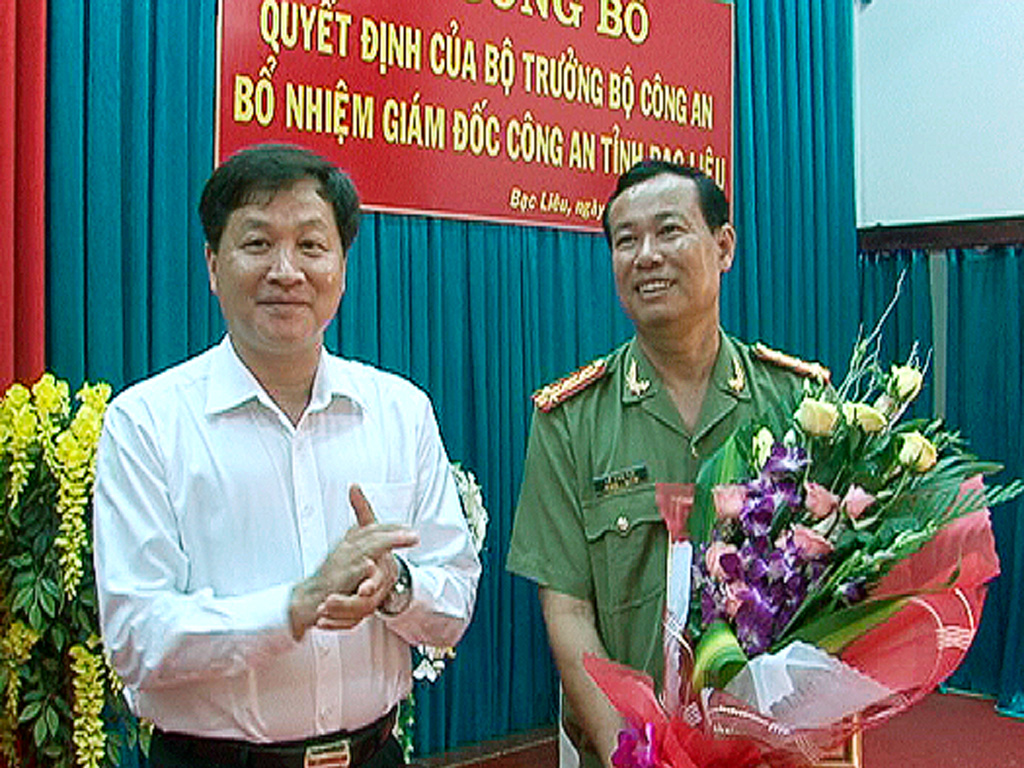 Ông Lê Minh Khái, Bí thư Tỉnh ủy Bạc Liêu tặng hoa chúc mừng đại tá Lê Tấn Tới - Ảnh: Lê Cang