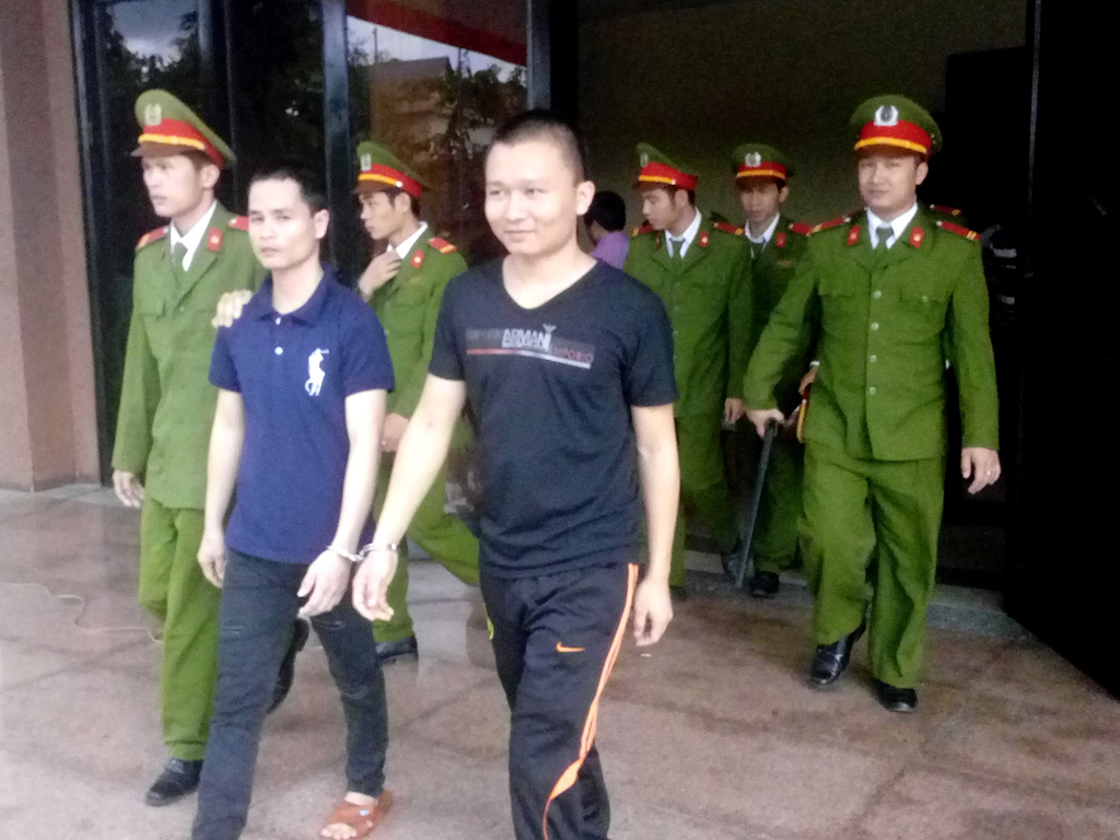 Nguyễn Văn Nghĩa (bên phải đi trước) cùng đồng phạm Trần Công Tây được đưa ra xét xử tại Thừa Thiên- Huế trước đó - Ảnh Đình Toàn