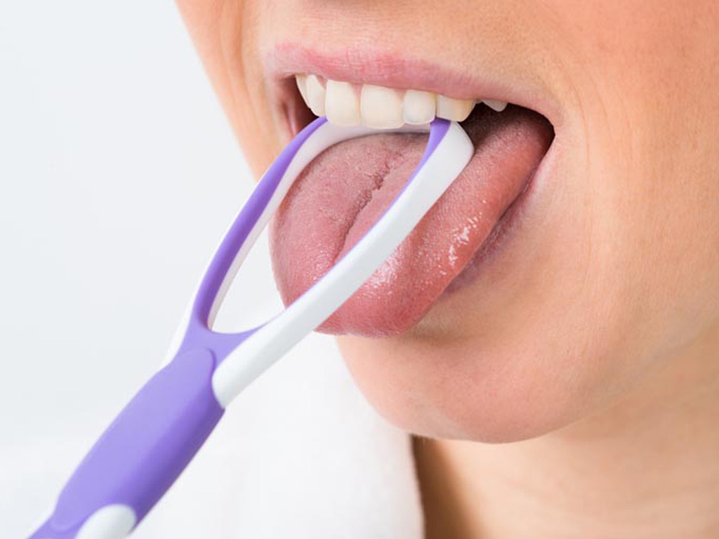Dùng bàn chải đánh răng để chà lưỡi tốt hơn dùng đồ nạo lưỡi - Ảnh: Shutterstock