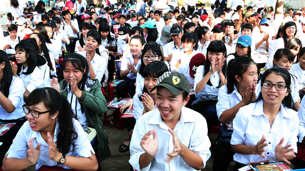 Học sinh tỉnh Phú Yên nghe giải đáp thắc mắc trong chương trình Tư vấn mùa thi của Báo Thanh Niên -  Ảnh: Đào Ngọc Thạch
