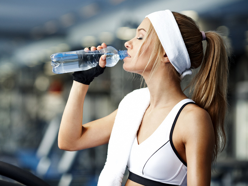 Sau khi chơi thể thao xong, nên uống nước và ăn chất đạm và carb - Ảnh: Shutterstock
