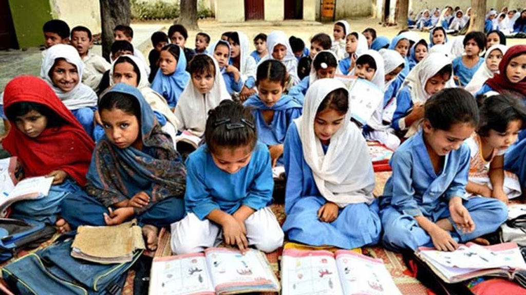 Các bé gái học tại tỉnh Khyber Pakhtunkhwa, Ấn Độ - Ảnh: AFP