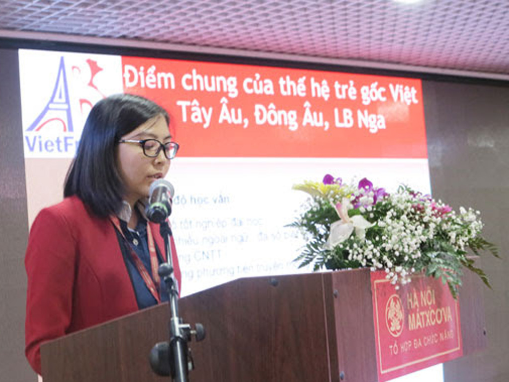 Chị Vũ Lê Thùy Dương giới thiệu về EViYBA tại Diễn đàn Doanh nhân Việt Nam toàn thế giới tại LB Nga