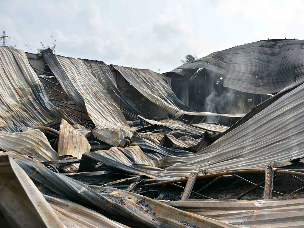  Khu nhà xưởng bị cháy, ngã đổ - Ảnh: Gia Bách