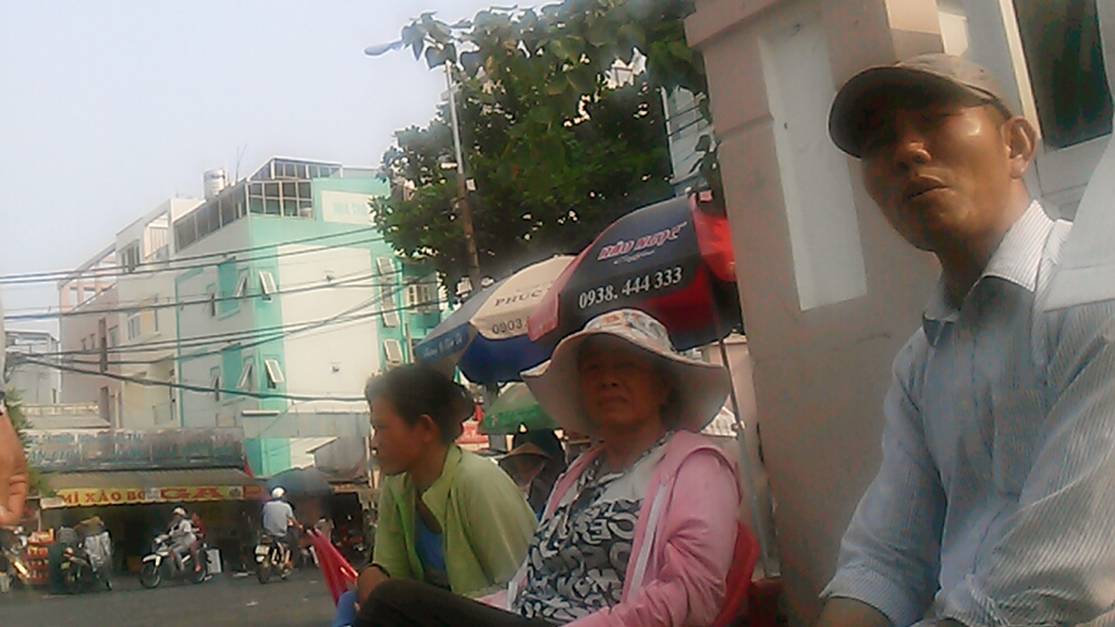 Nhiều cò ngồi ngay tại cổng ga Sài Gòn cố thuyết phục khách mua vé, nhưng chẳng ai mua