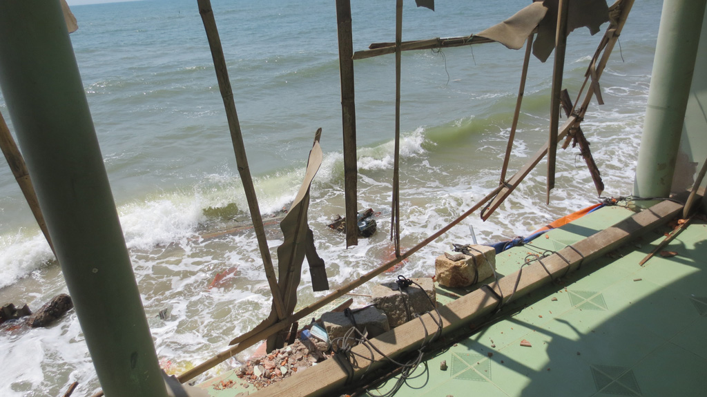 Phía sau căn nhà của ông Trần Văn Hùng vừa bị biển đánh sập - Ảnh: Quế Hà