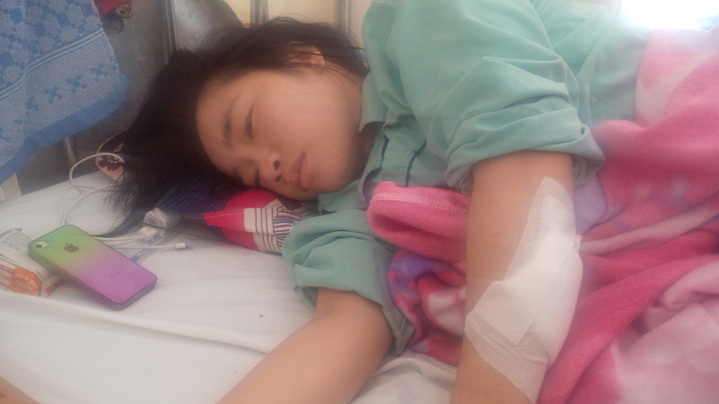 Bác sĩ chẩn đoán chị Trần Thị Ngọc Ánh bị rạn sọ, cần theo dõi trực tiếp tại bệnh viện - Ảnh: Lê Lâm 