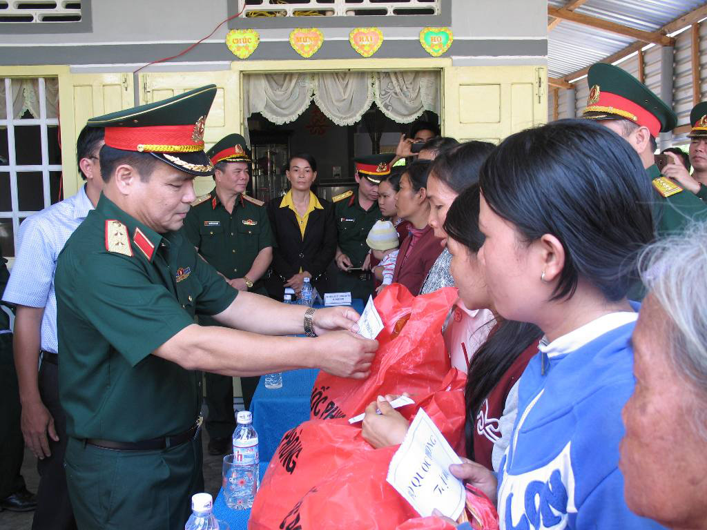 Trung tướng Lê Chiêm tặng quà cho người dân vùng hạn