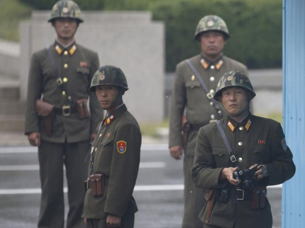 Binh sĩ Triều Tiên tại khu phi quân sự liên Triều - Ảnh: Reuters
