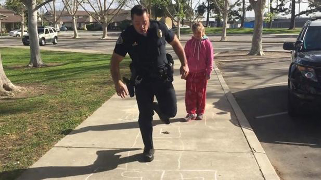  Cảnh sát chơi cò cò với cô gái nhỏ