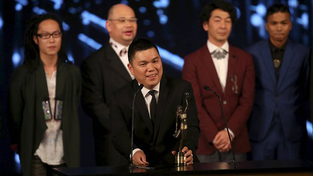 Giám đốc sản xuất Andrew Choi cùng đạo diễn và dàn diễn viên của bộ phim 'Thập niên' nhận giải Phim hay nhất tại lễ trao giải điện ảnh Hồng Kông lần thứ 35 - Ảnh: Reuters