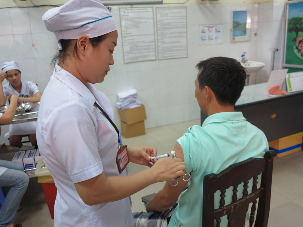Tiêm vắc xin tại Trung tâm Y tế dự phòng Đà Nẵng - Ảnh: Diệu Hiền