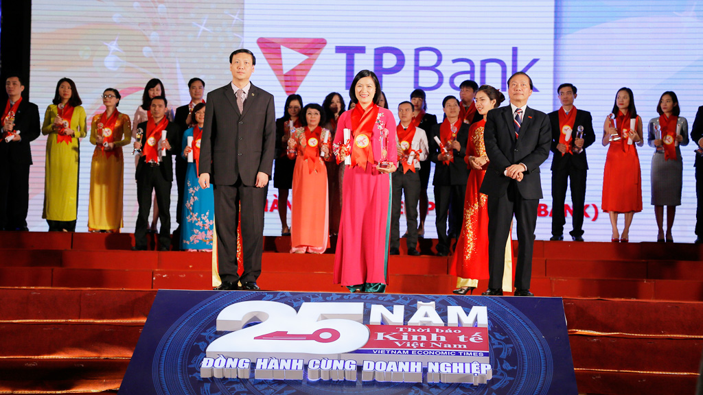 Thay mặt TPBank, Phó tổng giám đốc Bùi Thị Thanh Hương lên nhận giải thưởng