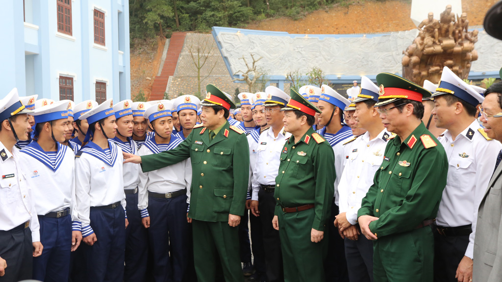Đại tướng Phùng Quang Thanh và đại tướng Ngô Xuân Lịch nói chuyện với cán bộ, chiến sỹ Lữ đoàn Đặc công Hải quân 126 - Ảnh: Duy Khánh