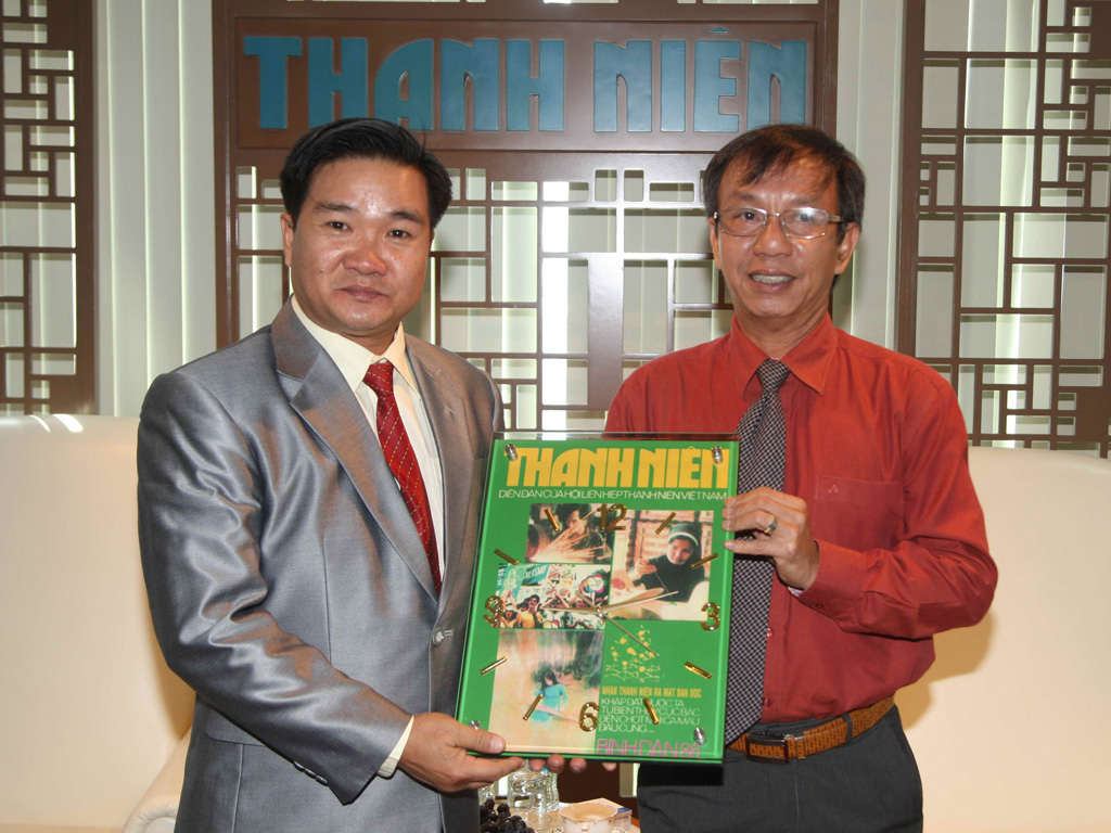 Anh Nguyễn Quang Thông (phải) tặng quà cho anh Sonethanou Thammavong