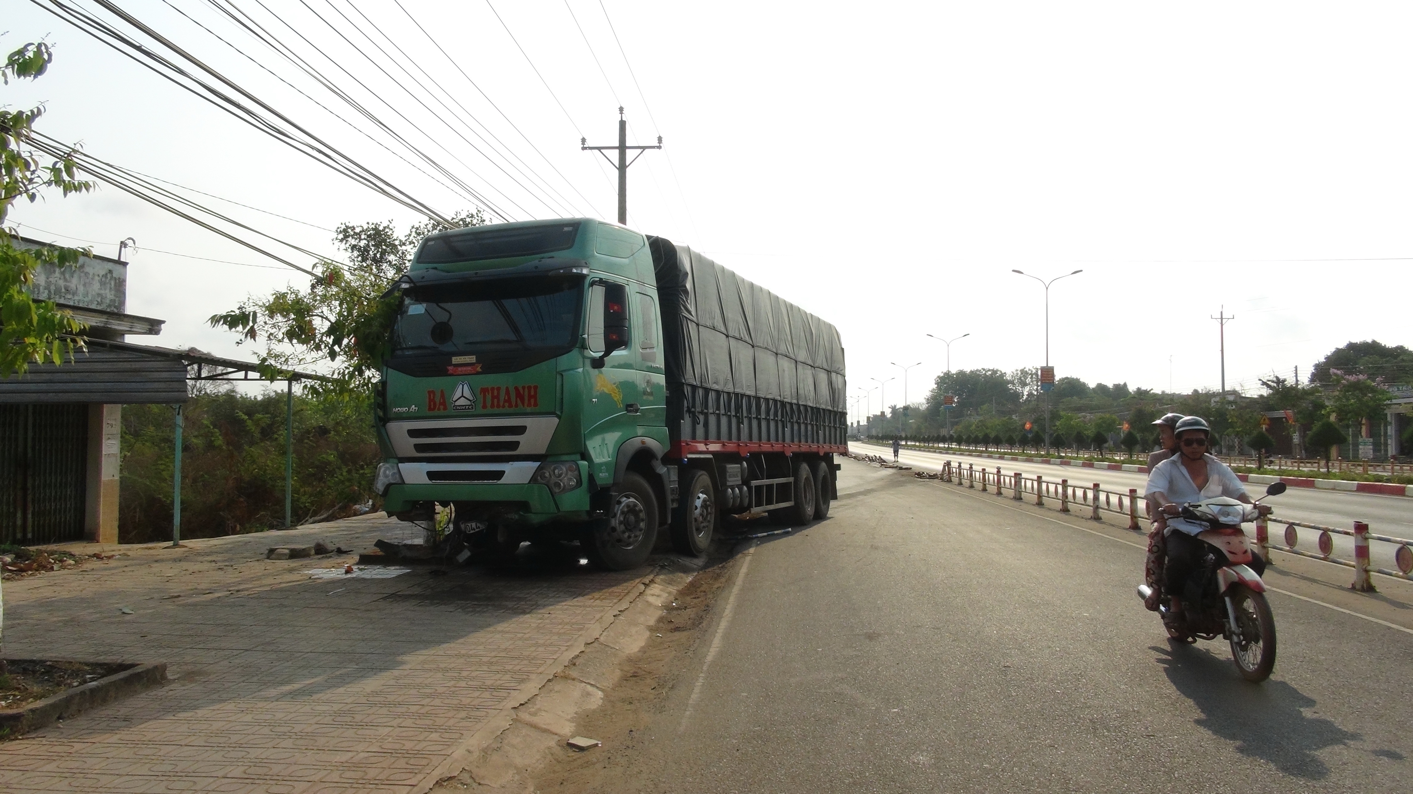 Chiếc xe tải ủi tung hơn 100 m dải phân cách, rất may vụ tai nạn không gây thiệt hại về người - Ảnh: Bạch Long