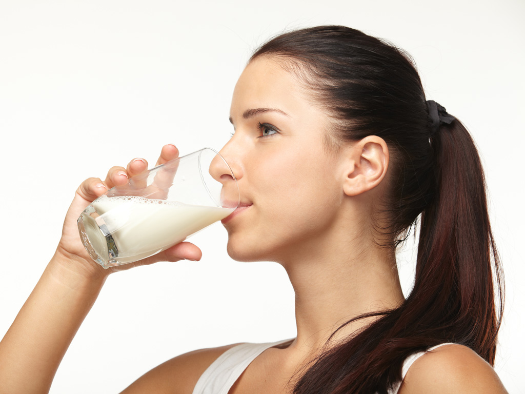 Sữa nên uống vào buổi tối để cơ thể thư giãn - Ảnh: Shutterstock