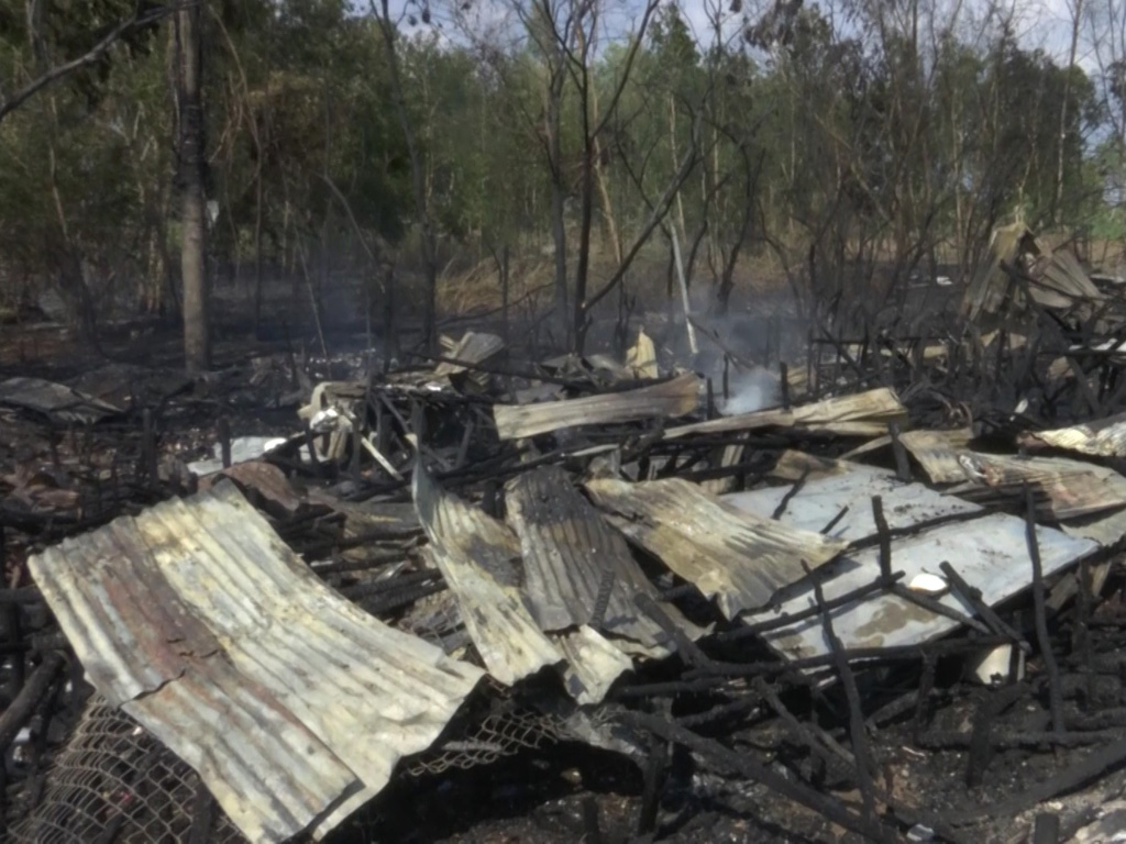 Toàn bộ 9 căn nhà bị lửa thiêu rụi hoàn toàn - Ảnh: Gia Bách
