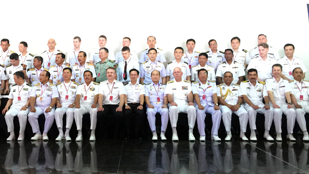 Chuẩn đô đốc Phạm Hoài Nam người thứ 5 từ phải sang ở hàng thứ nhất - Ảnh: Vũ Hưởng