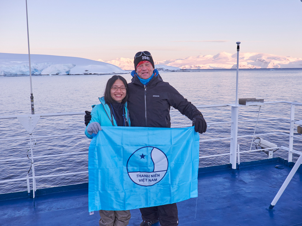 Thùy Vân và ông Robert Swan OBE - người đầu tiên đi bộ đến 2 cực của trái đất, Đại sứ thiện chí của LHQ về thanh niên, người sáng lập tổ chức 2041