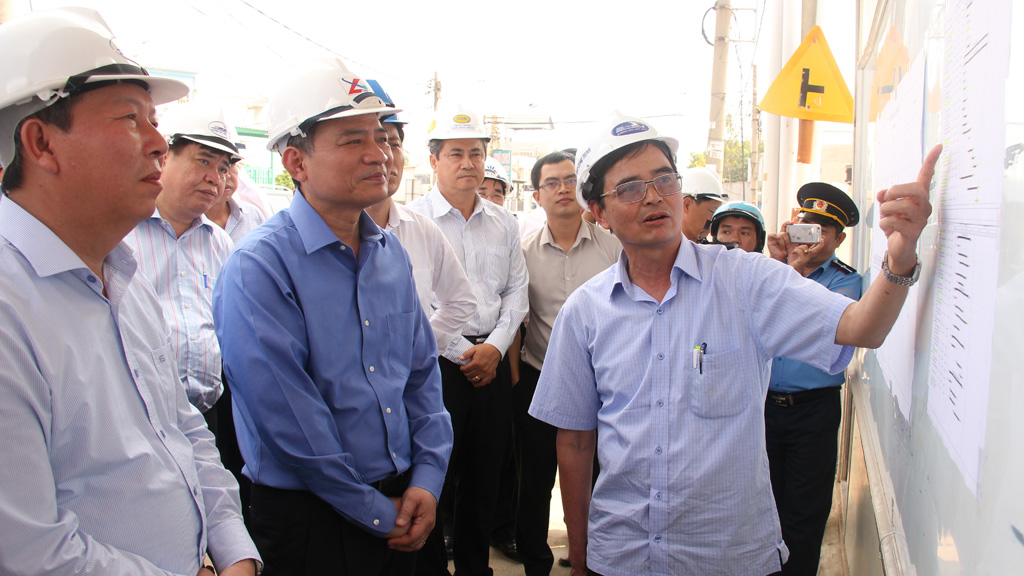 Bộ trường GTVT Trương Quang Nghĩa (áo xanh da trời) thị sát công tác xây dựng cầu Ghềnh mới - Ảnh: Lê Lâm