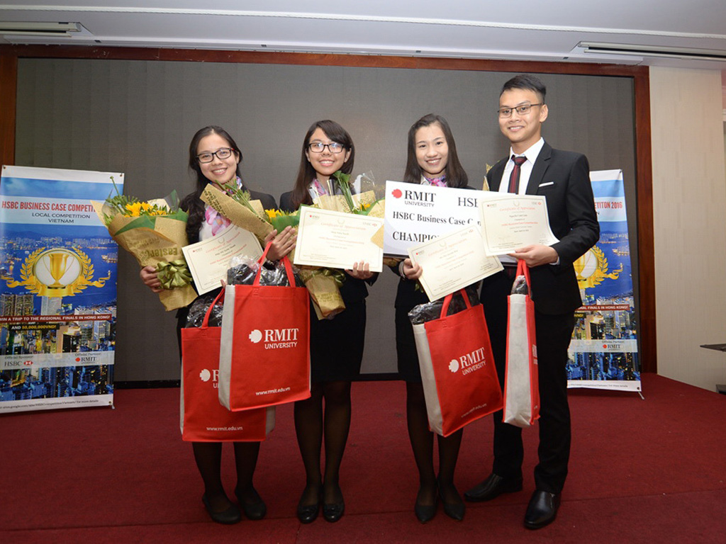 Bốn sinh viên giành giải nhất cuộc thi Giải quyết tình huống kinh doanh HSBC - Ảnh: Đại học RMIT Việt Nam cung cấp