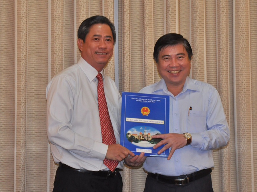 Ông Nguyễn Thành Phong (phải) trao quyết định bổ nhiệm Tổng Giám đốc HTV cho ông Dương Thanh Tùng - Ảnh: Hải Nam