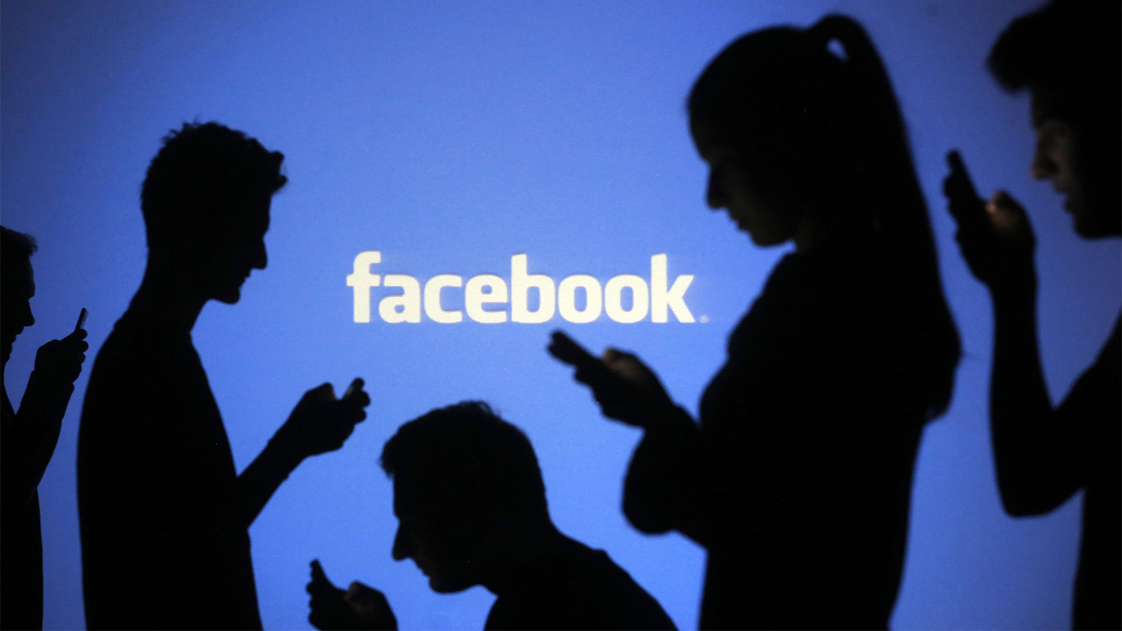 Công an TP.Cần Thơ sẽ xử lý nghiêm khắc các chủ tài khoản Facebook được xác định tung tin đồn thất thiệt - Ảnh minh họa: Reuters