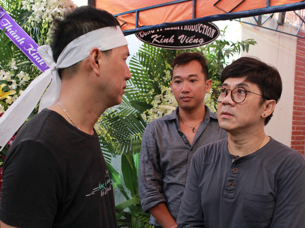 Nghệ sĩ Thành Lộc đến viếng nhạc sĩ Nguyễn Ánh 9 - Ảnh: Hoàng Minh