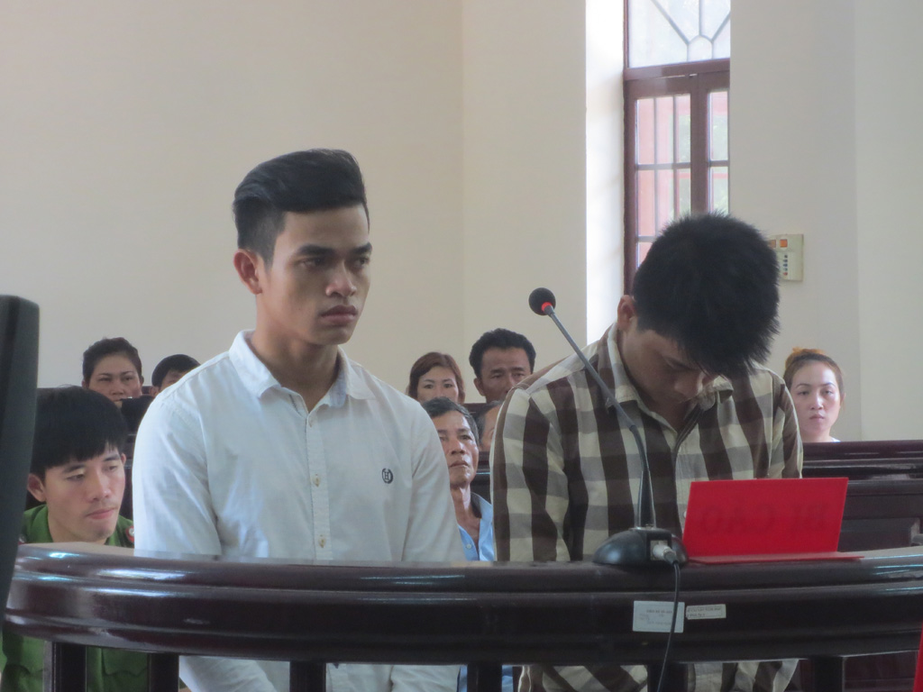 Chín (áo trắng) và Hữu tại phiên tòa phúc thẩm - Ảnh: Nguyễn Long