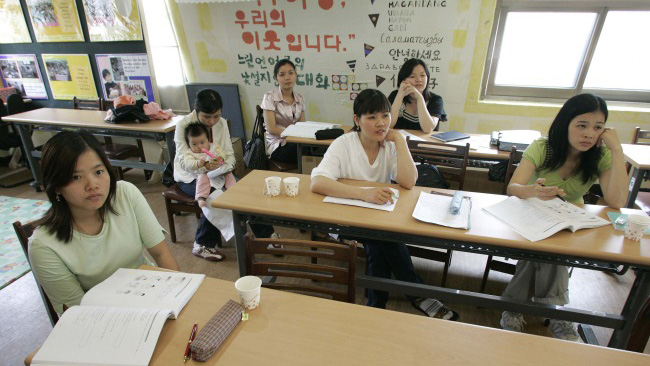 Một lớp học tiếng Hàn dành cho các cô dâu nước ngoài, do Trung tâm bảo vệ nhân quyền phụ nữ nhập cư ở Seoul tổ chức - Ảnh: Reuters