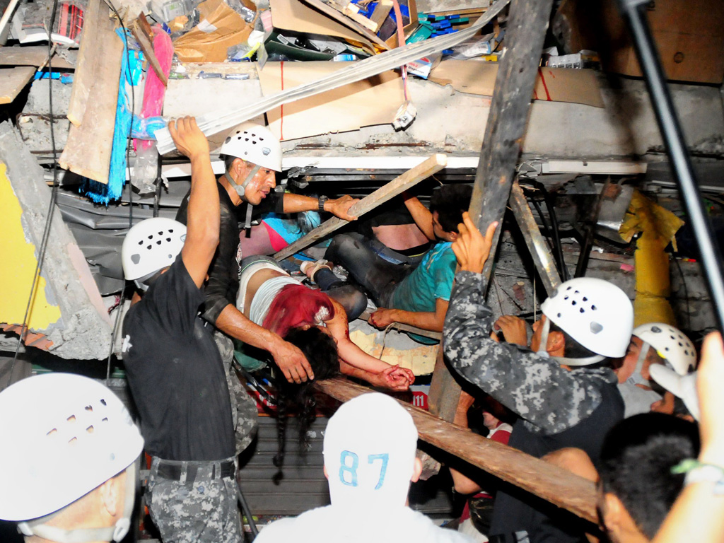 Những người bị thương được giải cứu khỏi đống đổ nát ở Ecuador - Ảnh: AFP