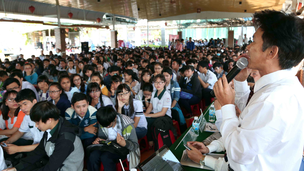 Các chuyên gia tư vấn học sinh cách chọn ngành nghề, chuẩn bị tinh thần tốt trước kỳ thi - Ảnh Đào Ngọc Thạch