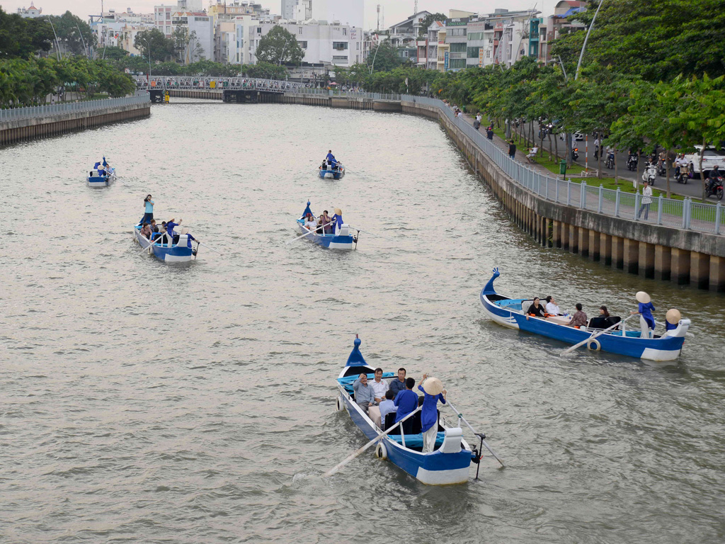Thuyền chở du khách trên kênh Nhiêu Lộc - Thị Nghè	- Ảnh: Diệp Đức Minh
