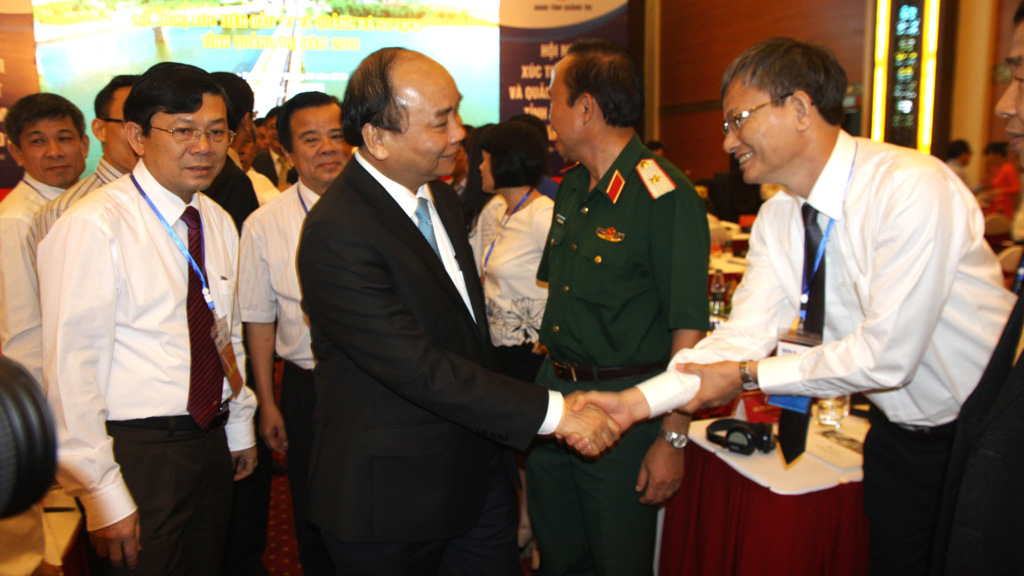  Thủ tướng Nguyễn Xuân Phúc trò chuyện với các đại biểu bên lề hội nghị - Ảnh: Nguyễn Phúc