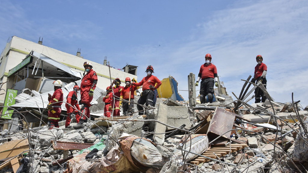 Lực lượng cứu hộ tìm kiếm người sống sót sau khi trận động đất 7,8 độ Richter xảy ra ở Ecuador ngày 16.4.2016 - Ảnh: AFP