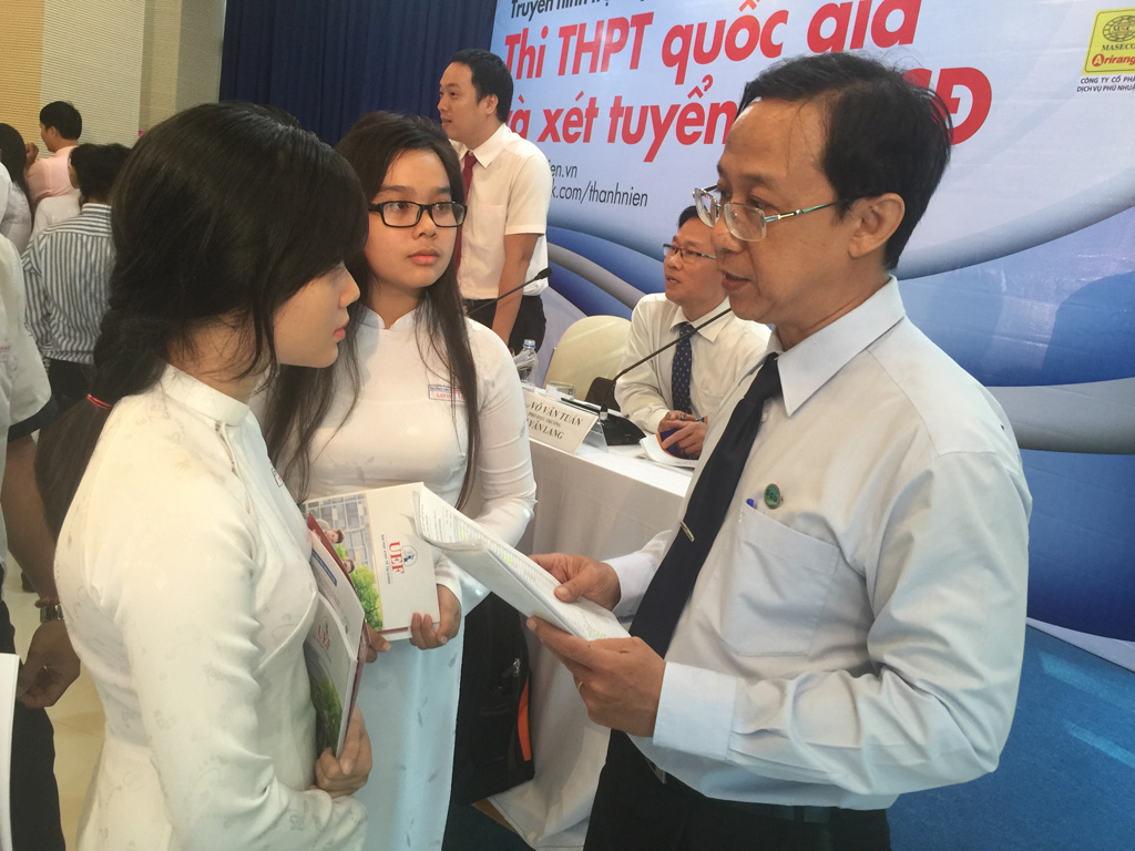 Đại diện Trường ĐH Sài Gòn giải đáp thắc mắc của học sinh trong chương trình Tư vấn truyền hình trực tuyến 2016 của Báo Thanh Niên - Ảnh: Hà Ánh