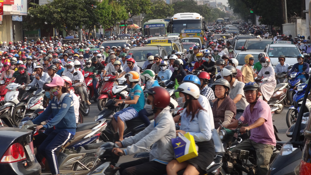 Hàng nghìn phương tiện nối đuôi kéo dài hơn 1 km, nhích từng chút trên đường Nguyễn Kiệm (hướng Nguyễn Oanh – vòng xoay Nguyễn Thái Sơn)