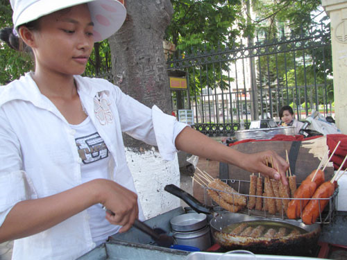 Thức ăn đường phố ở VN hấp dẫn du khách nhưng không nhiều người dám thử - Ảnh: D.Đ.Minh