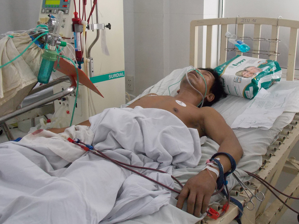 Bệnh nhân Phạm Phú Nhàn đang lọc thận tại Bệnh viện đa khoa Quảng Nam - Ảnh: Thành Đại