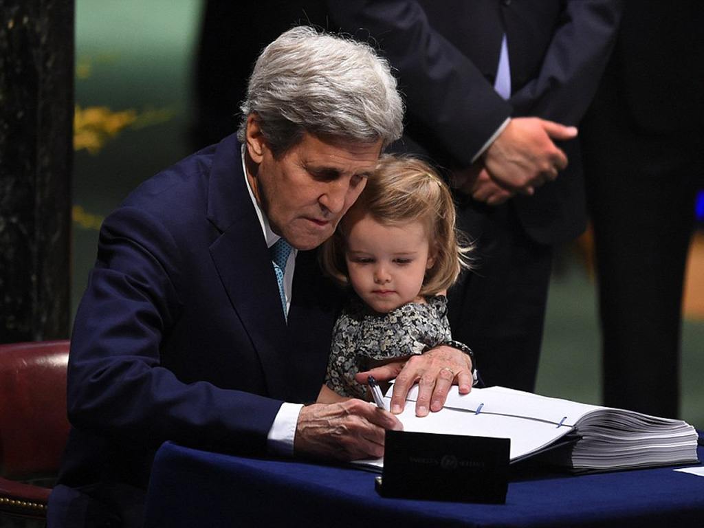 Ngoại trưởng Mỹ bế cháu gái Isabel trên tay trong khi ký kết Hiệp định Paris về biến đổi khí hậu - Ảnh: AFP