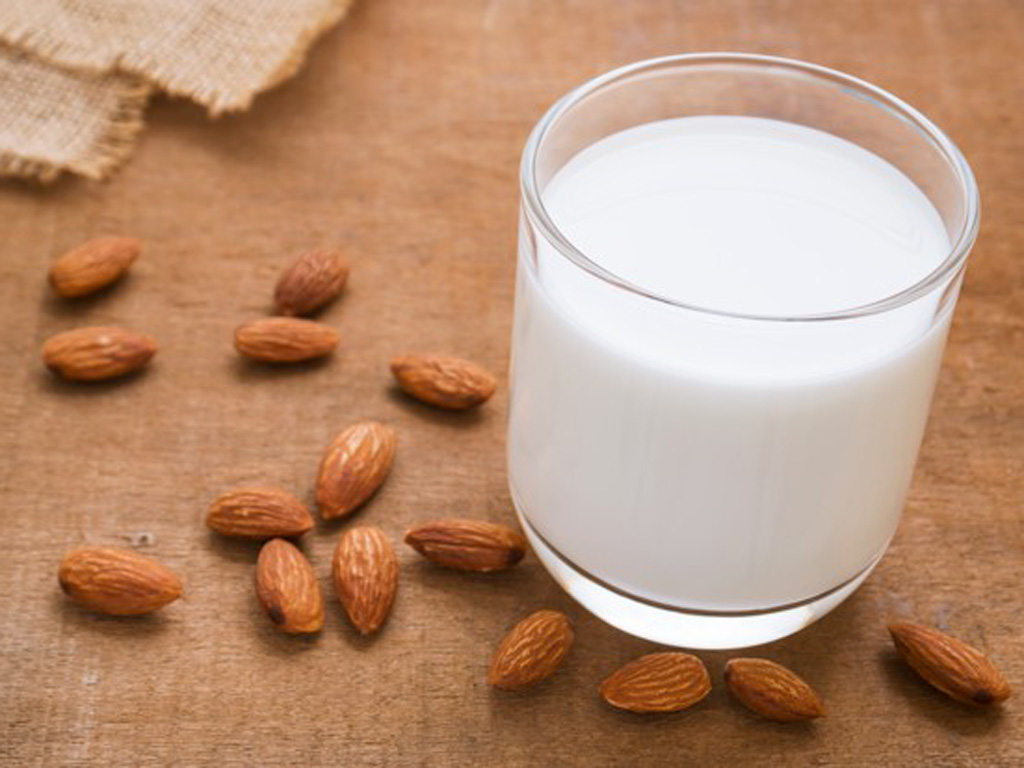 Sữa hạnh nhân giúp ngừa ung thư tuyến tiền liệt - Ảnh: Shutterstock