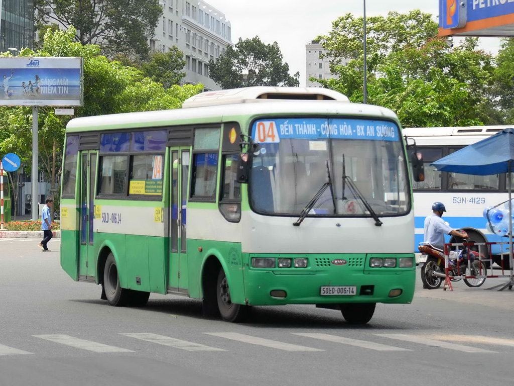 Cần nhanh chóng xoay trọng tâm giao thông đô thị sang xe buýt - Ảnh: Diệp Đức Minh